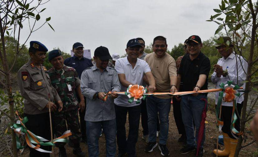 Duta Besar India untuk Indonesia bersama Konjen India Medan melakukan penanaman 2.000 pohon bakau di Desa Tanjung Rejo, Kecamatana Percut Sei Tuan, Deli Serdang (Dok. Fransisco Carolio for IDN Times)