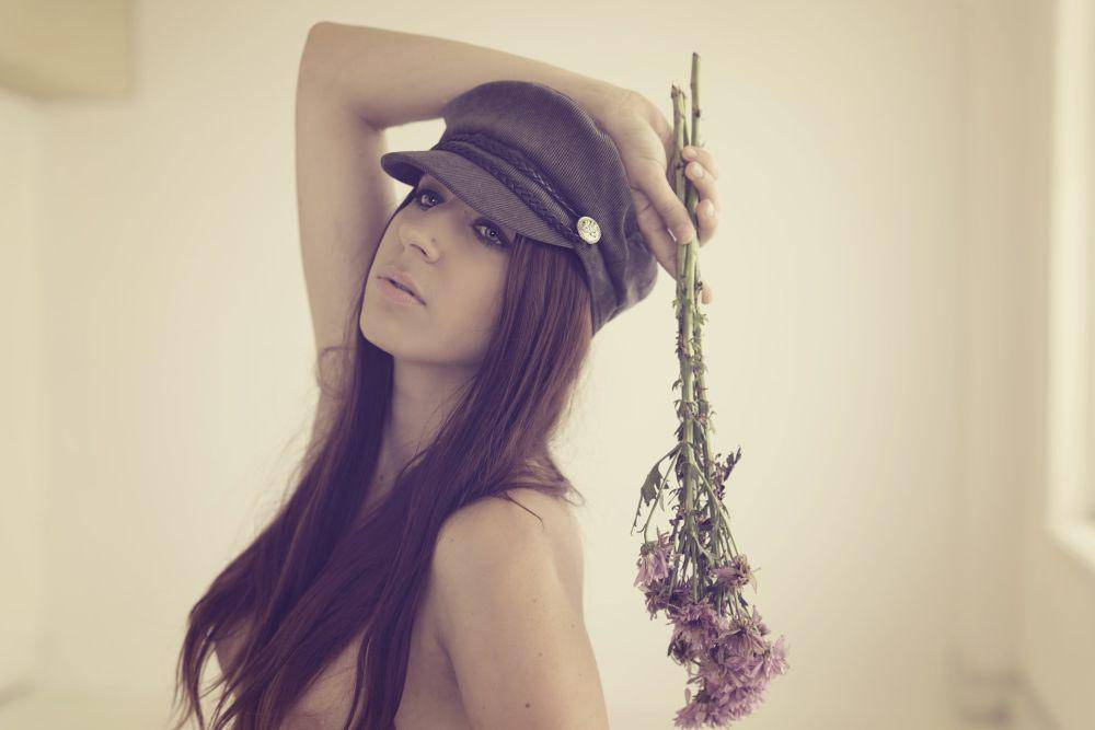 ilustrasi wanita serius (unsplash.com/Gary Edmonstone)