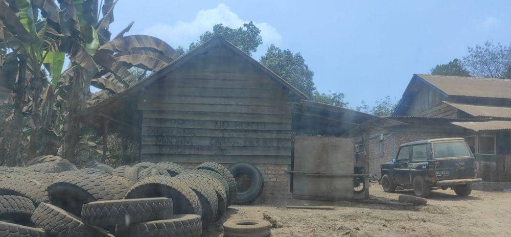 Kondisi debu beterbangan saat mobil pengangkut batu bara melintasi wilayah Pangkalan Bayat (Dok: istimewa)