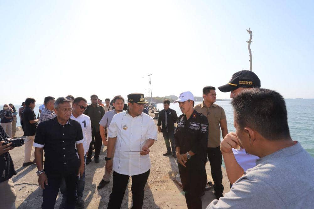 Pj Gubernur Sulawesi Selatan Bahtiar Baharuddin saat meninjau Pelabuhan Pattiro Bajo, Bone, Sabtu (7/10/2023).