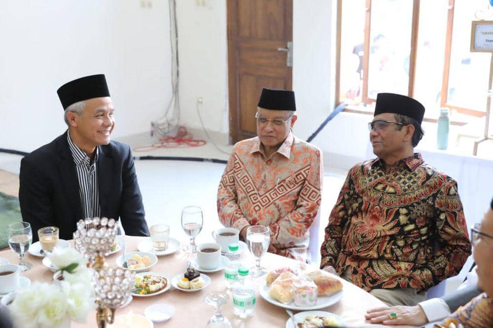 Ganjar Pranowo dan Mahfud MD hadir dalam undangan ngunduh mantu putra ketiga KH. M Mustofa Aqil Siroj di Pondok Pesantren Khas Kempek, Cirebon (IDN Times/Istimewa)