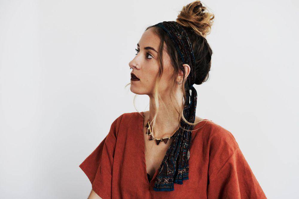 ilustrasi wanita serius (unsplash.com/Paige Muller)
