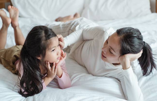 ilustrasi ibu dan anak sedang mengobrol (pexels.com/Ketut Subiyanto)