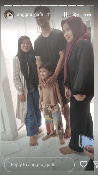 potret Pratama Arhan bareng keluarga Azizah Salsha (instagram.com/anggita_gafli)