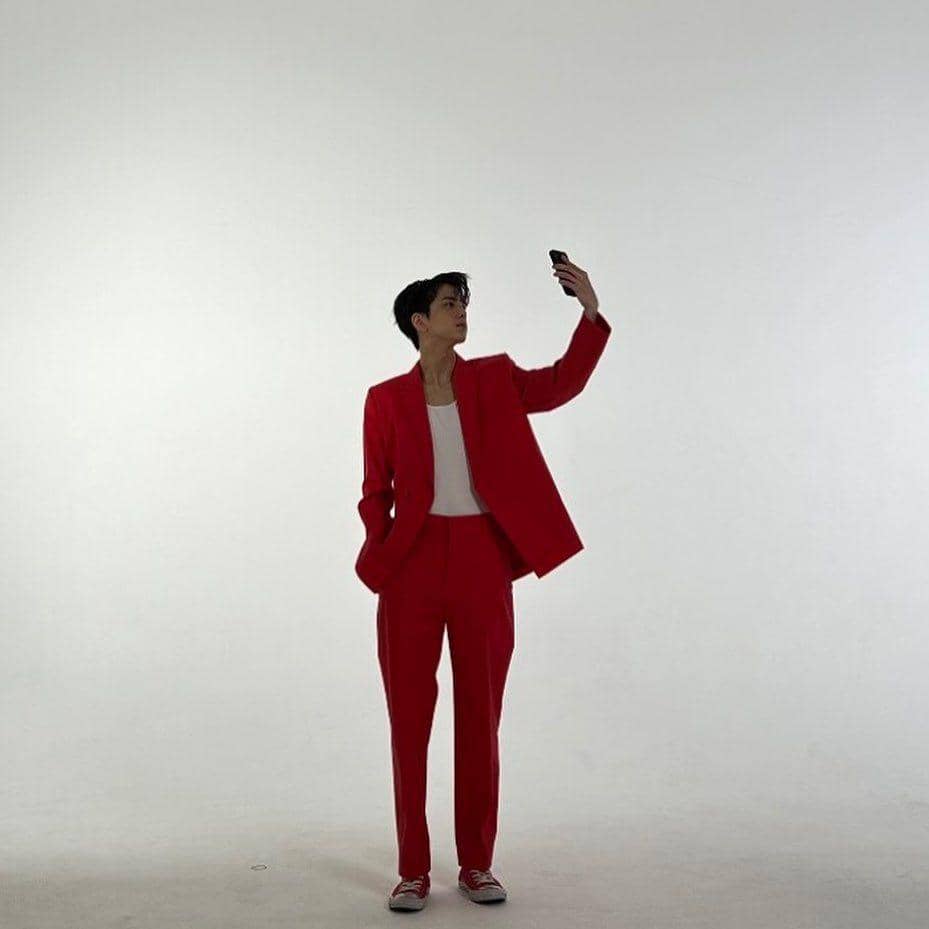 outfit berwarna cerah ala Younghoon THE BOYZ (instagram.com/official_theboyz)