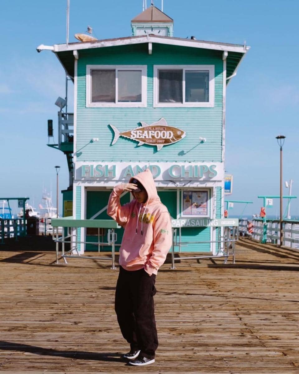 outfit berwarna cerah ala Jacob THE BOYZ (instagram.com/official_theboyz)