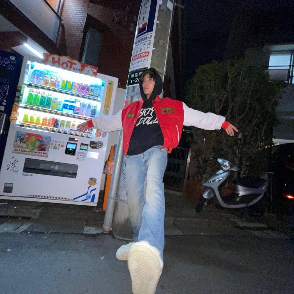 outfit berwarna cerah ala Jacob THE BOYZ (instagram.com/official_theboyz)