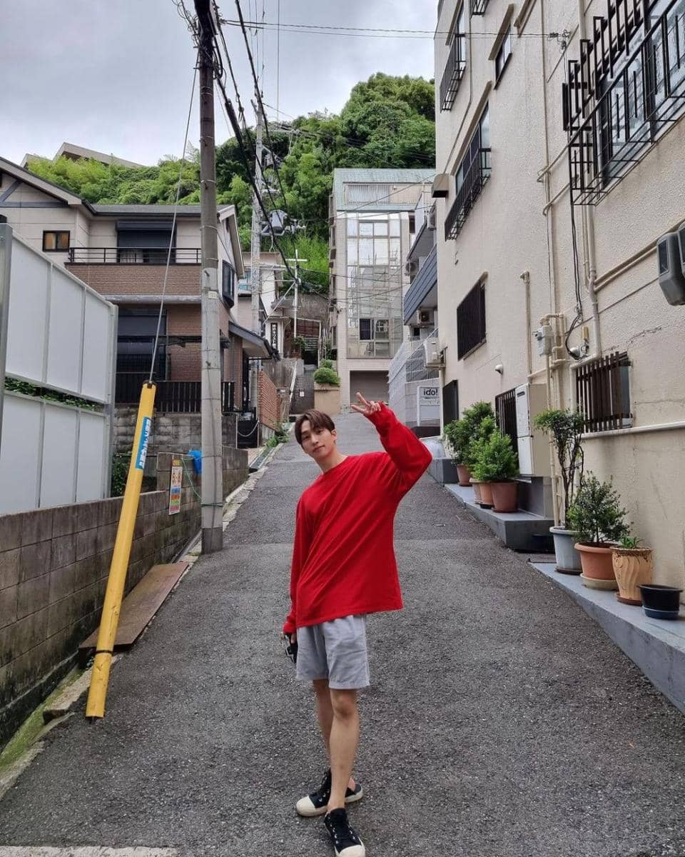 outfit berwarna cerah ala Sangyeon THE BOYZ (instagram.com/official_theboyz)