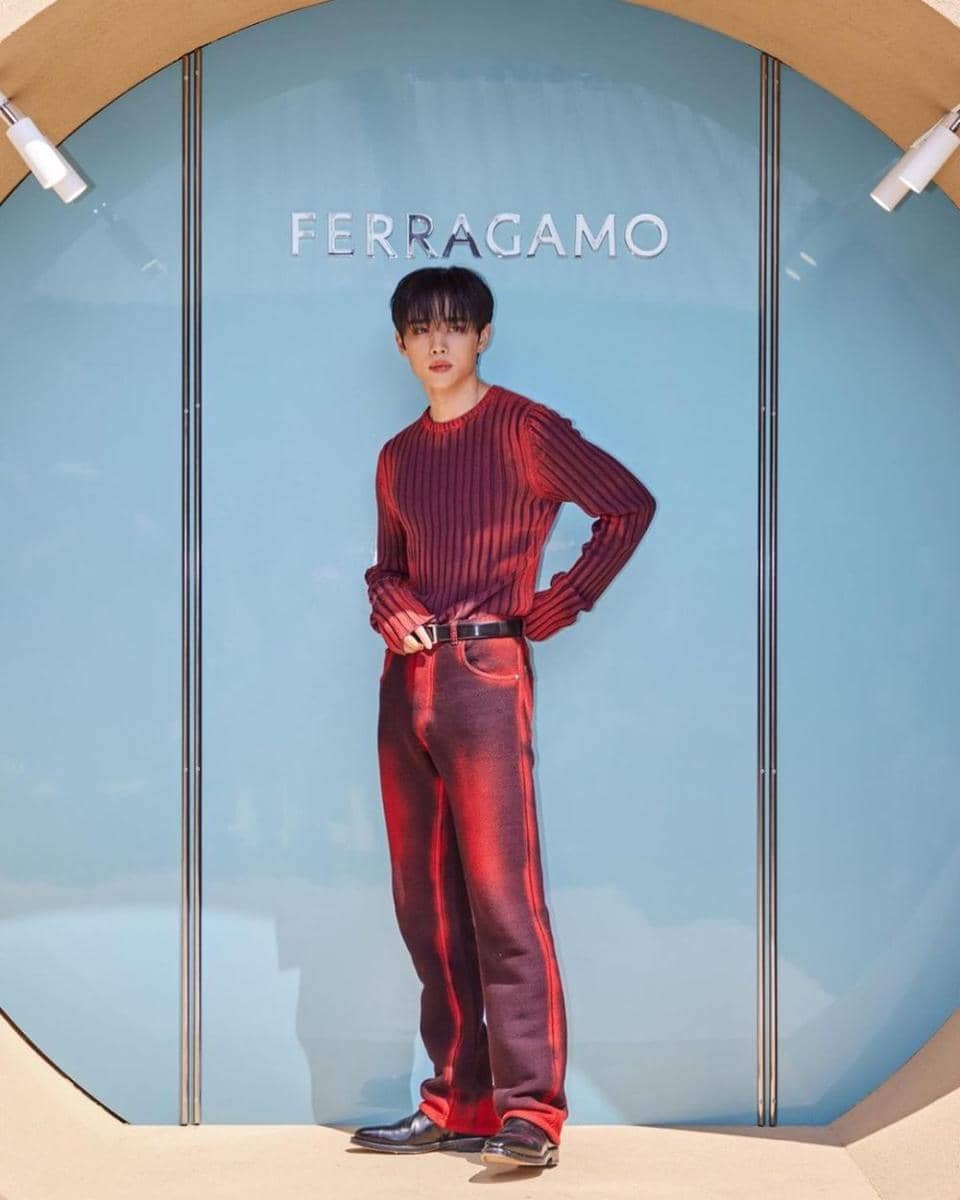 outfit berwarna cerah ala Sunwoo THE BOYZ (instagram.com/official_theboyz)