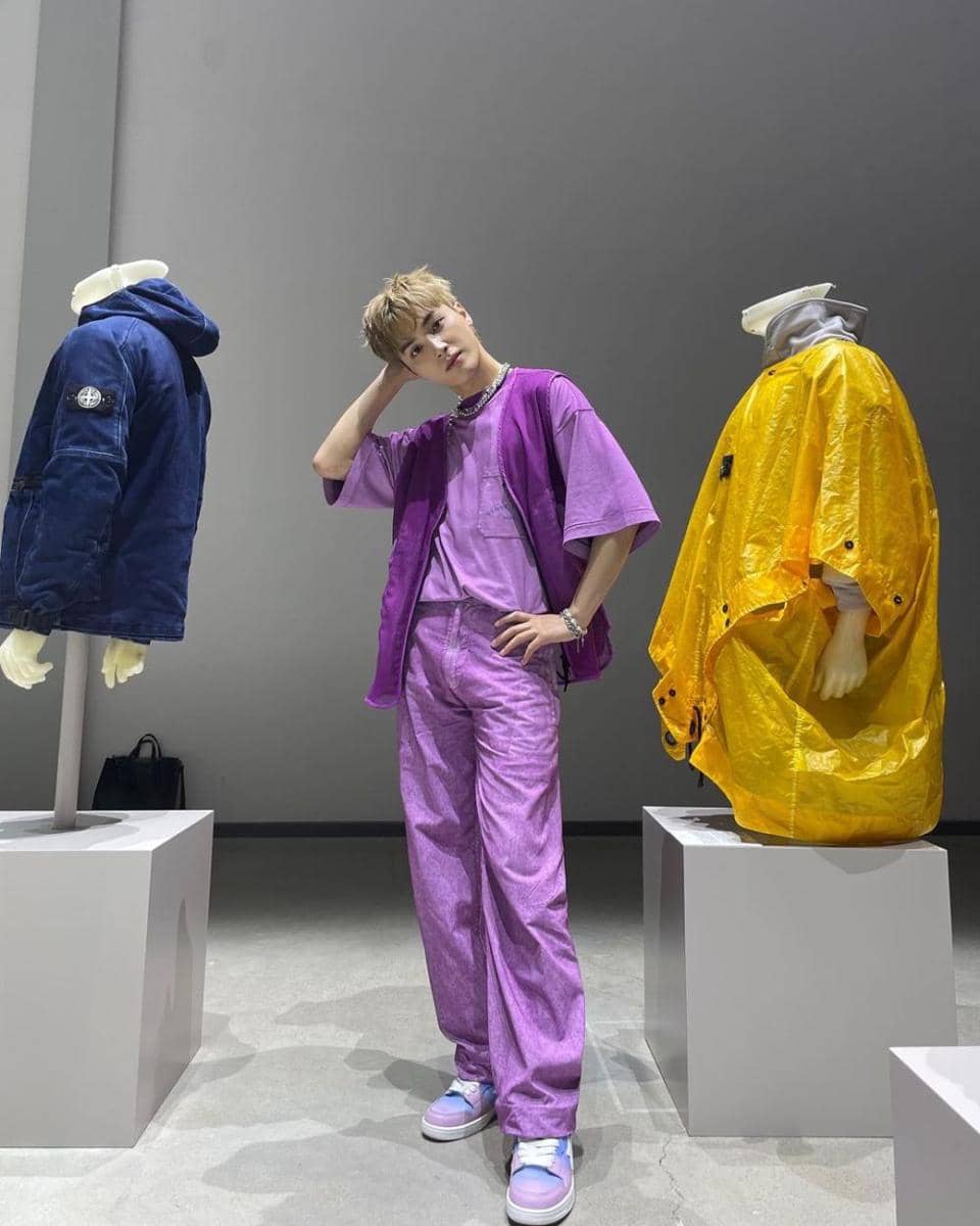 outfit berwarna cerah ala Haknyeon THE BOYZ (instagram.com/official_theboyz)