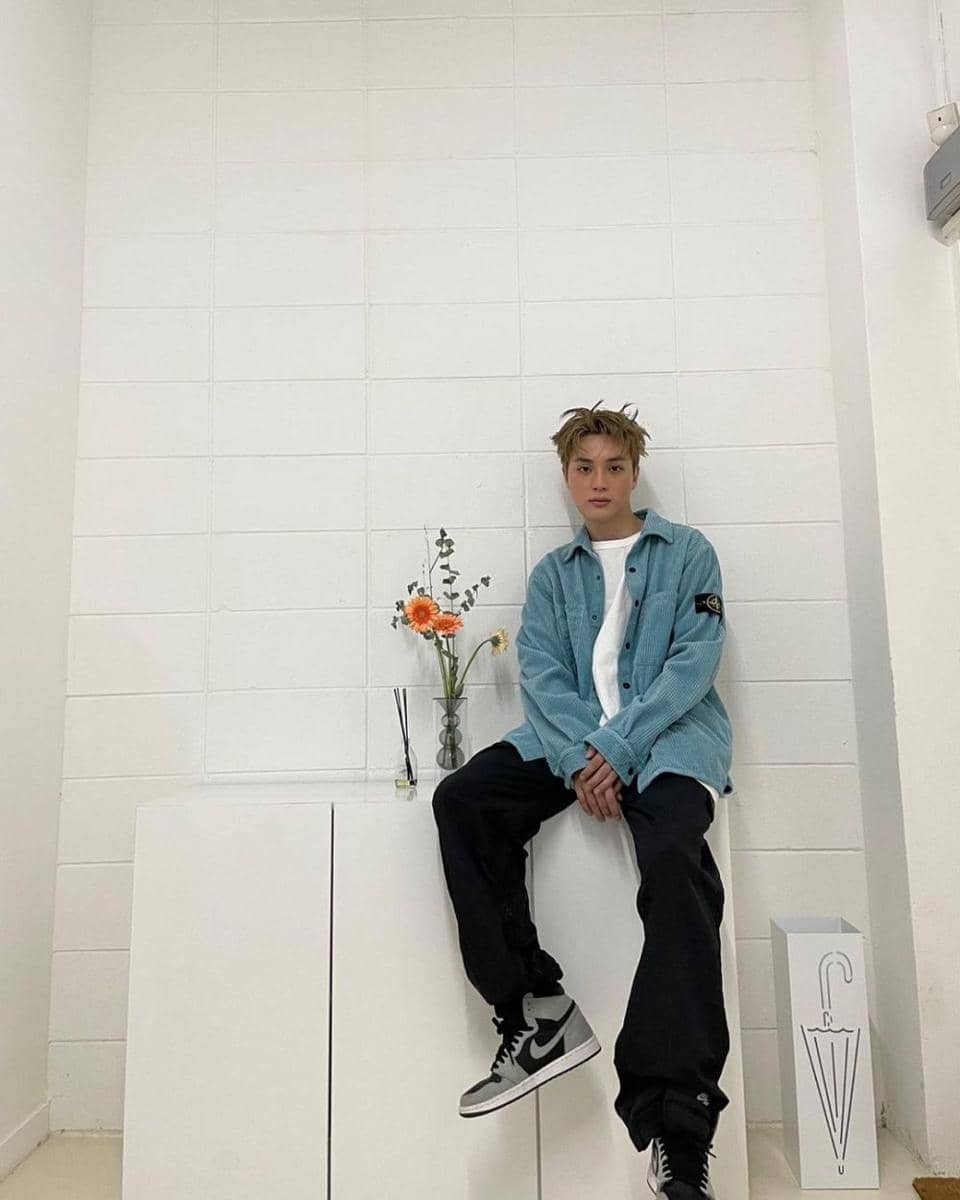 outfit berwarna cerah ala Haknyeon THE BOYZ (instagram.com/official_theboyz)