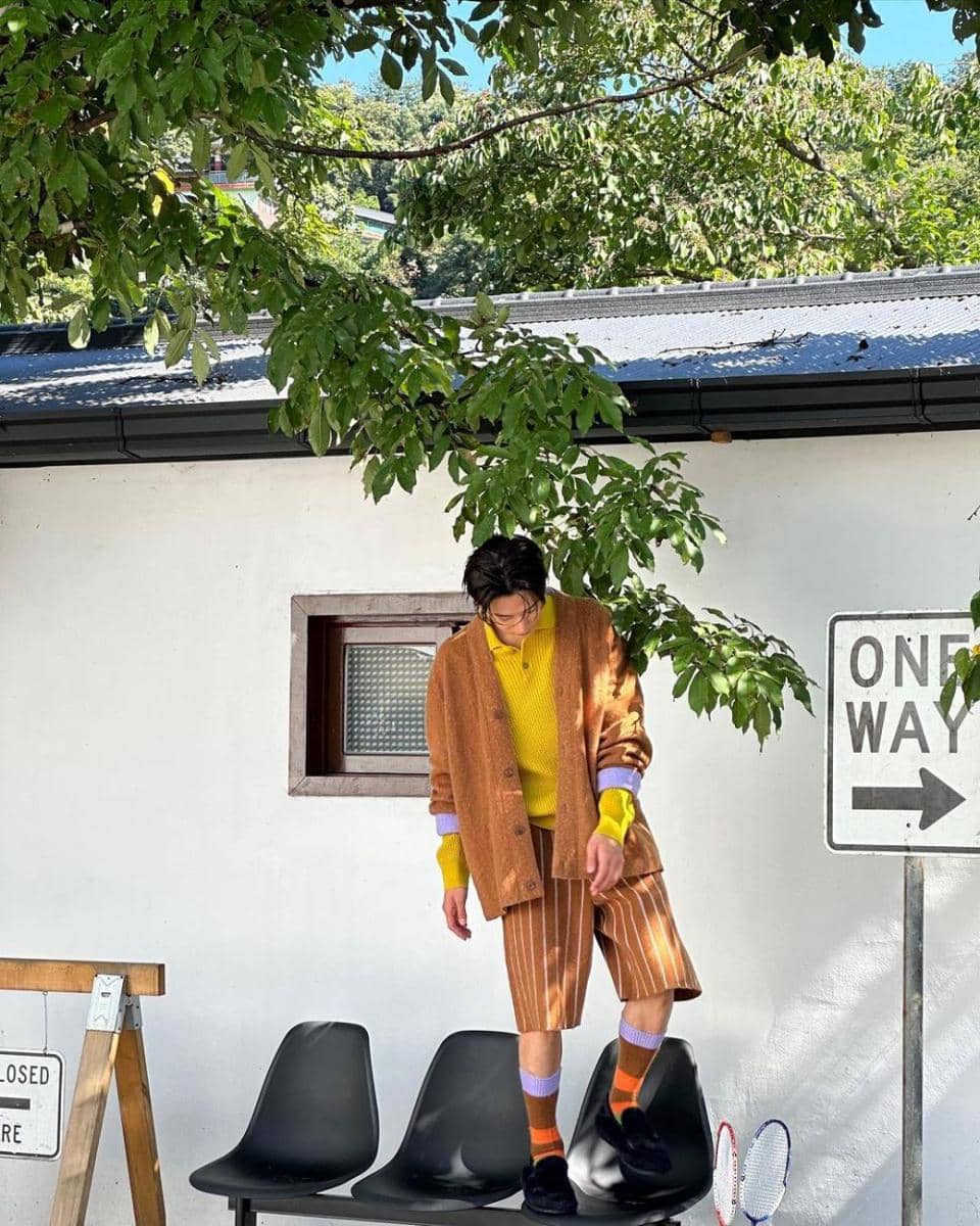 outfit berwarna cerah ala Juyeon THE BOYZ (instagram.com/official_theboyz)