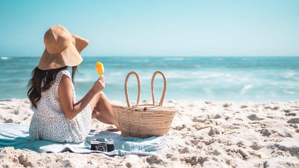 ilustrasi berjemur di pantai (pexels.com/Taryn Elliott)