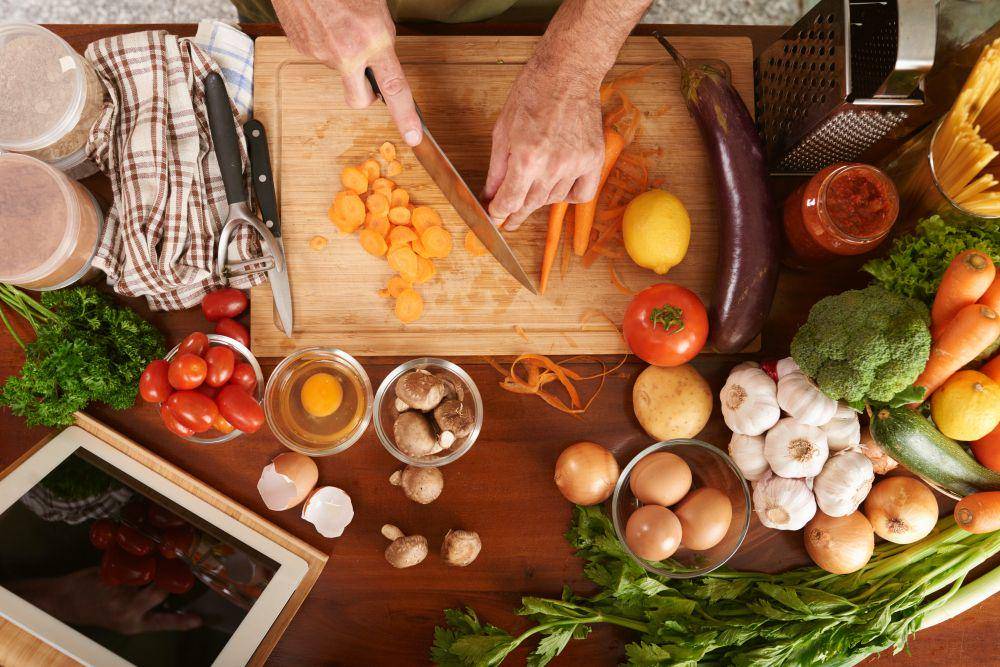 ilustrasi menyiapkan bahan masakan (freepik.com/pressfoto)