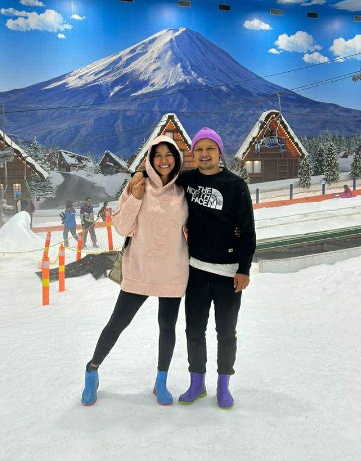 potret keluarga Syamsir Alam main ke wahana salju (instagram.com/bungajelitha66)
