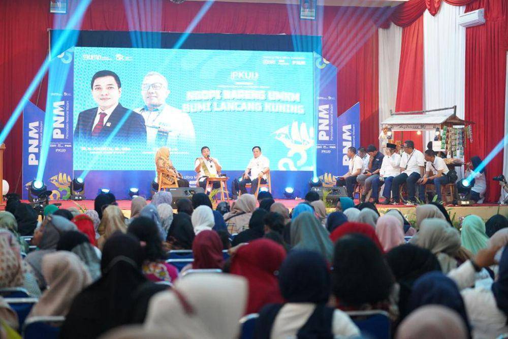 PNM menggandeng Komisi VI DPR RI untuk melakukan dialog interaktif kepada 500 ibu-ibu Nasabah Mekaar dan 100 Account Officer (AO) di Gedung PKM Universitas Riau, Pekanbaru, pada Sabtu (07/10) dini hari. (Dok. PNM)