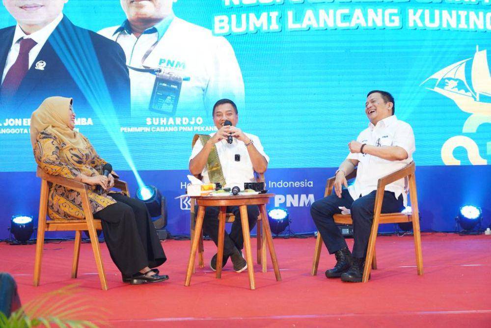 PNM menggandeng Komisi VI DPR RI untuk melakukan dialog interaktif kepada 500 ibu-ibu Nasabah Mekaar dan 100 Account Officer (AO) di Gedung PKM Universitas Riau, Pekanbaru, pada Sabtu (07/10) dini hari. (Dok. PNM)