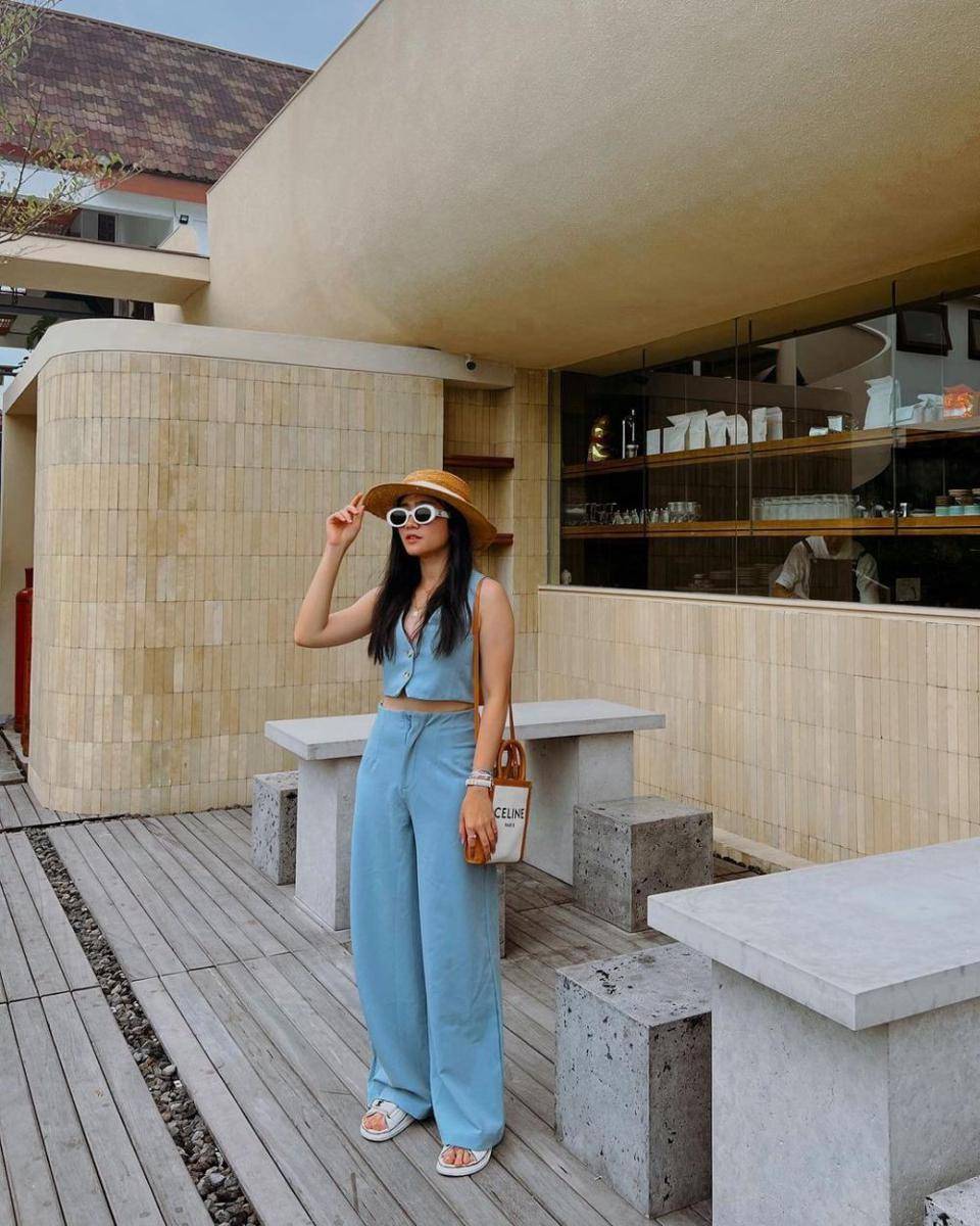 Koleksi one set ala Febby Rastanty (instagram.com/febbyrastanty)