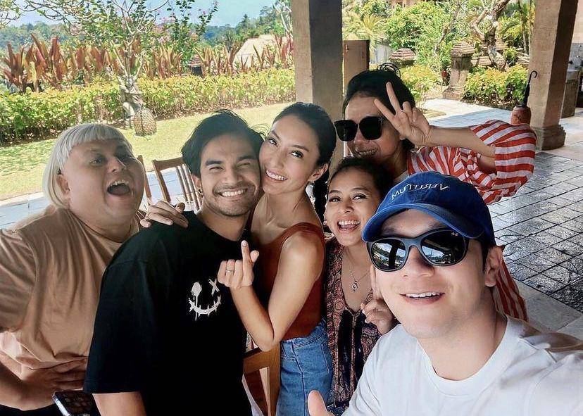 potret Tyas Mirasih dirangkul Son Suk Gu (Instagram.com/tyasmirasih)
