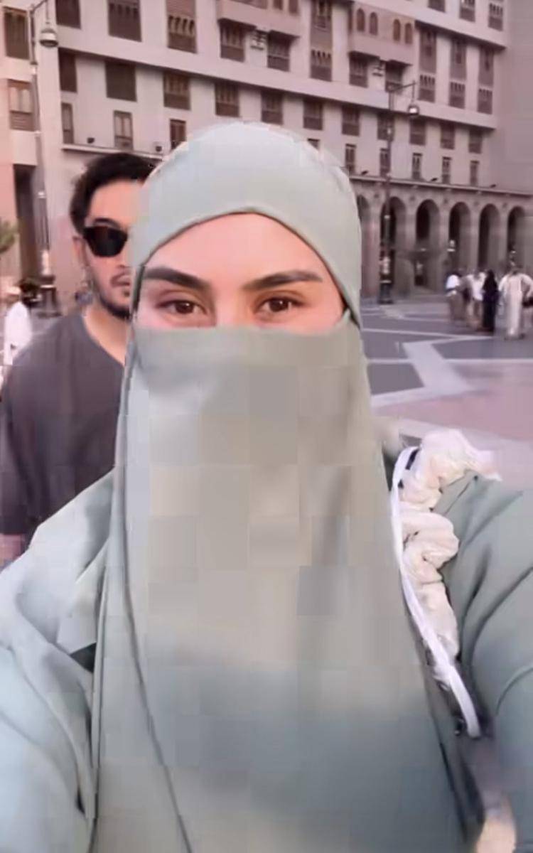 potret Syahnaz Sadiqah umrah bareng suami (Instagram.com/syahnazs)