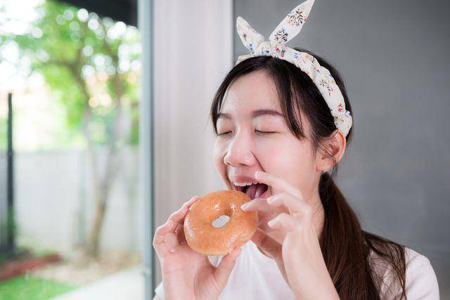 ilustrasi makan donat (vecteezy.com/j_di_pm89557711)
