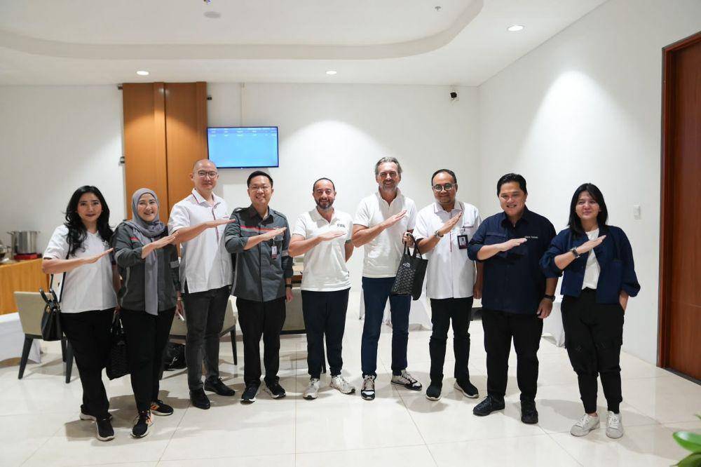 Ketum PSSI, Erick Thohir naik Whoosh bersama FIFA. (dok. LOC PIala Dunia U-17 2023)