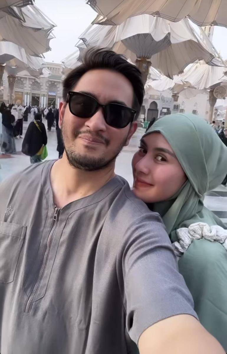 potret Syahnaz Sadiqah umrah bareng suami (Instagram.com/syahnazs)