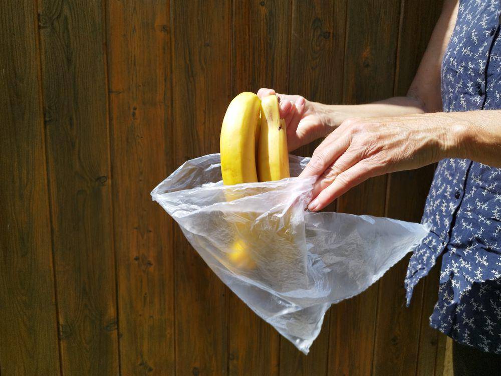 pisang yang dimasukkan ke dalam plastik (unsplash.com/Anna Szentgyörgyi)
