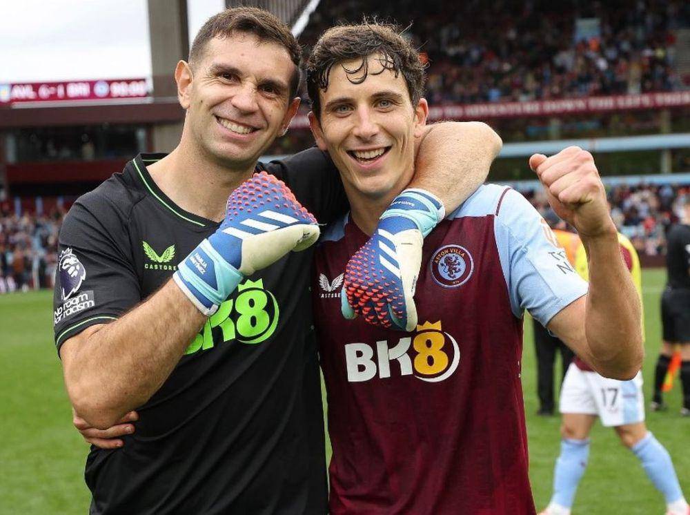 Emiliano Martínez (kiri) dan Pau Torres (kanan) saat merayakan kemenangan Aston Villa. (instagram.com/avfcofficial)