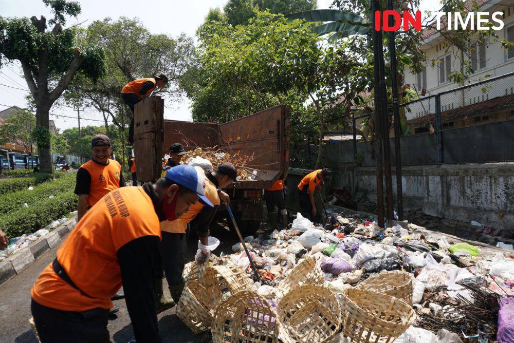 Petugas DLH Kota Yogyakarta mulai membersihkan Depo Sampah Kotabaru, Senin (9/10/2023). (IDN Times/Herlambang Jati Kusumo)