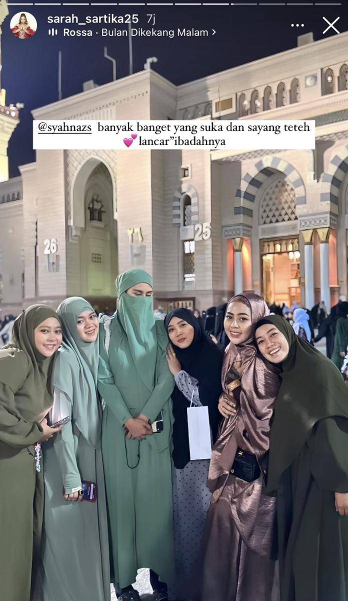 potret Syahnaz Sadiqah umrah bareng suami (Instagram.com/sarah_sartika25)