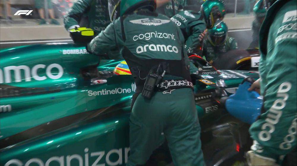 Momen saat pit crew Aston Martin mengguyur air ke kokpit Fernando Alonso saat pit stop. (twitter.com/F1)
