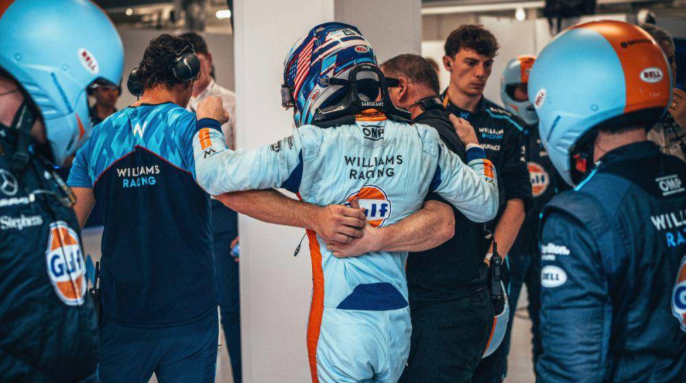 Logan Sargeant harus dibantu kru setelah keluar dari mobil akibat kelelahan. (twitter.com/WilliamsRacing)