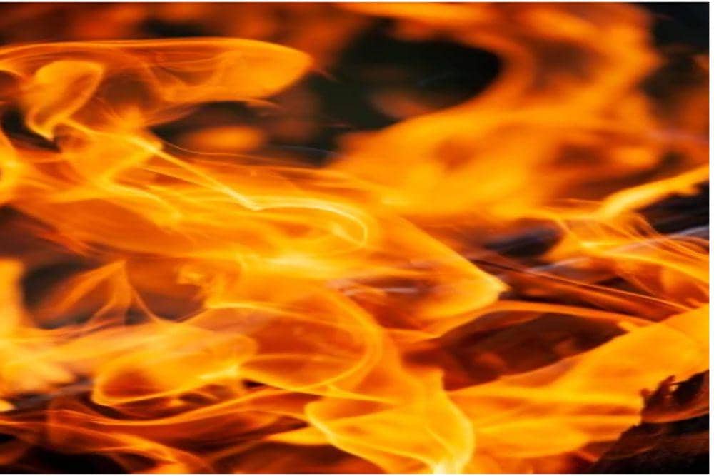 ilustrasi kebakaran (unsplash.com/Maxim Tajer)