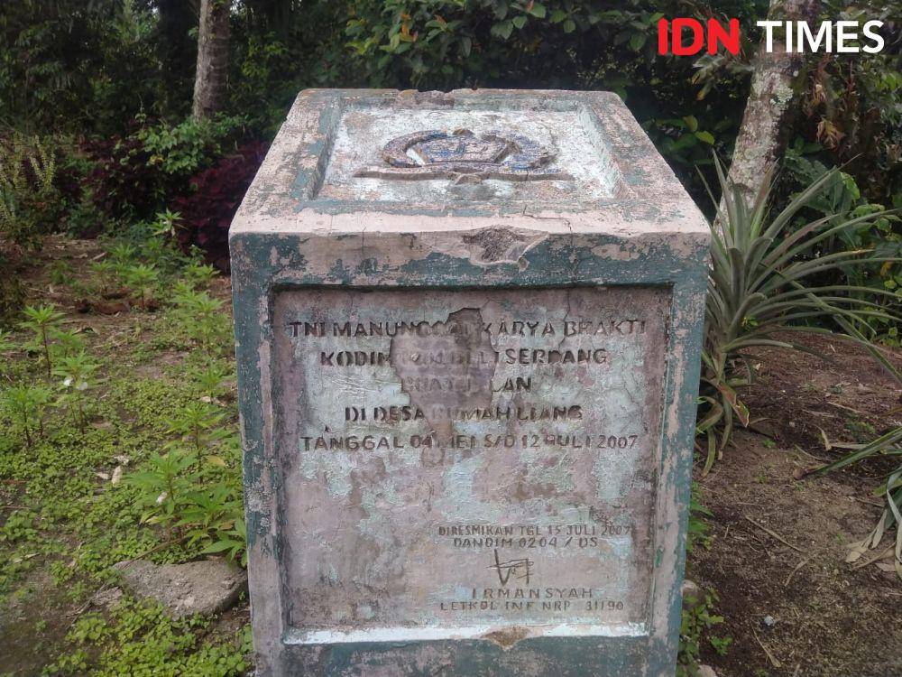 Monumen di dekat tugu juang 45 di Desa Rumah Liang (IDN Times/Eko Agus Herianto)