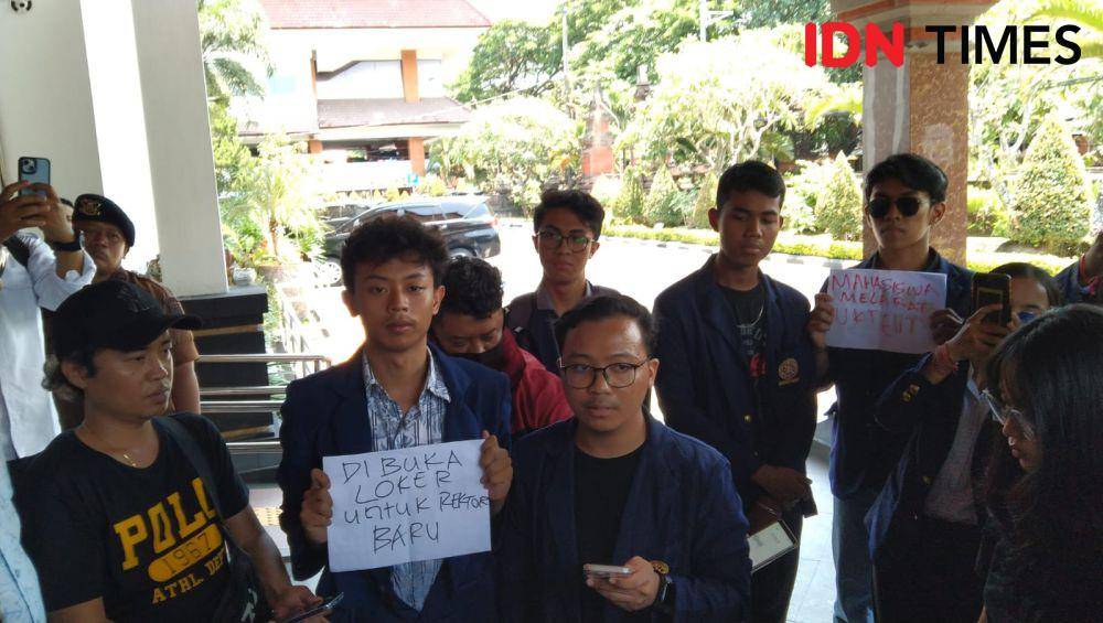 Mahasiswa Universitas Udayana (Unud) mendatangi Kejati Bali saat penahanan Rektor mereka, Senin (9/10/2023).. (IDN Times/Ayu Afria)