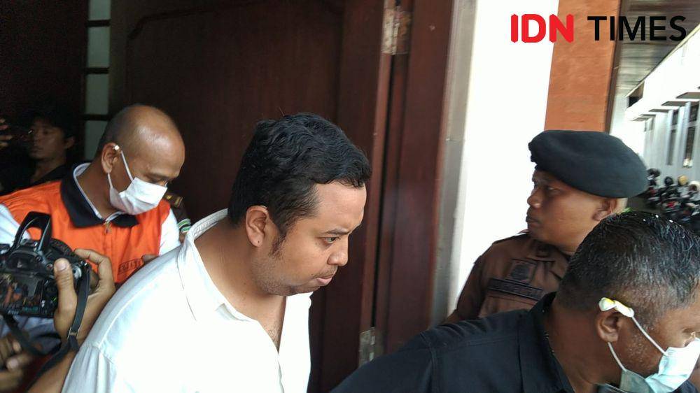 Para tersangka kasus korupsi dana SPI Universitas Udayana (Unud) resmi ditahan, Senin (9/10/2023). (IDN Times/Ayu Afria)