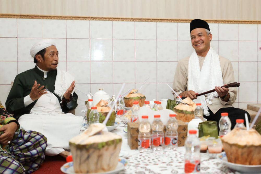 Kunjungi Ponpes Gedongan Cirebon Ganjar Dapat Tongkat hingga Tasbih