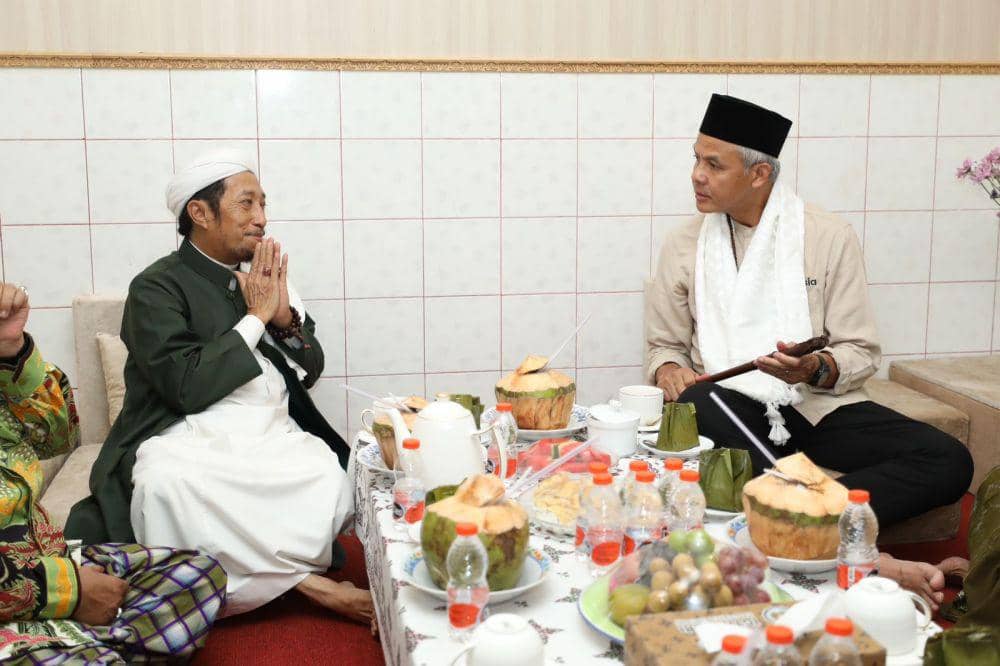 Ganjar Pranowo berkunjung ke Pondok Pesantren (Ponpes) Gedongan, Cirebon, Jawa Barat, pada Minggu (8/10/2023) (IDN Times/Istimewa)