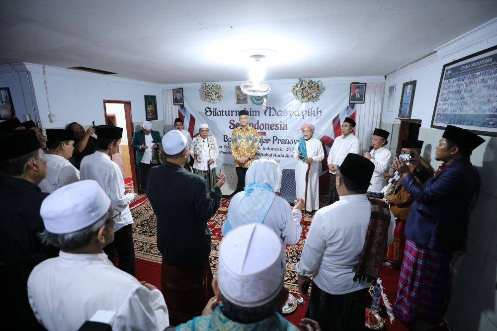 Ganjar Pranowo hadir di acara silaturahmi Masyayikh se-Indonesia di Pondok Pesantren (Ponpes) Miftahul Huda Al-Azhar Citangkolo, Banjar, Jawa Barat (IDN Times/Istimewa)