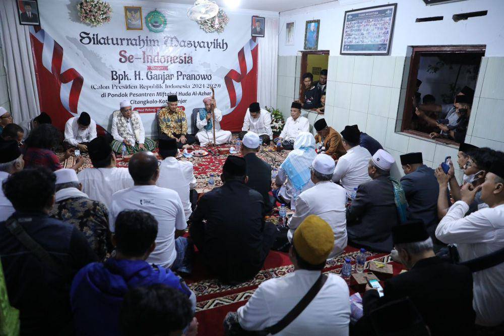 Ganjar Pranowo hadir di acara silaturahmi Masyayikh se-Indonesia di Pondok Pesantren (Ponpes) Miftahul Huda Al-Azhar Citangkolo, Banjar, Jawa Barat (IDN Times/Istimewa)
