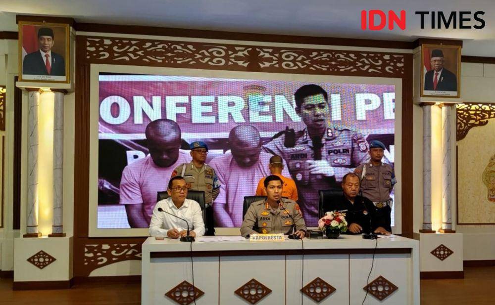 Rilis kasus pemerasan dengan mengancam menyebarkan foto bugil, di Mapolresta Sleman, Senin (9/10/2023). (IDN Times/Herlambang Jati Kusumo)
