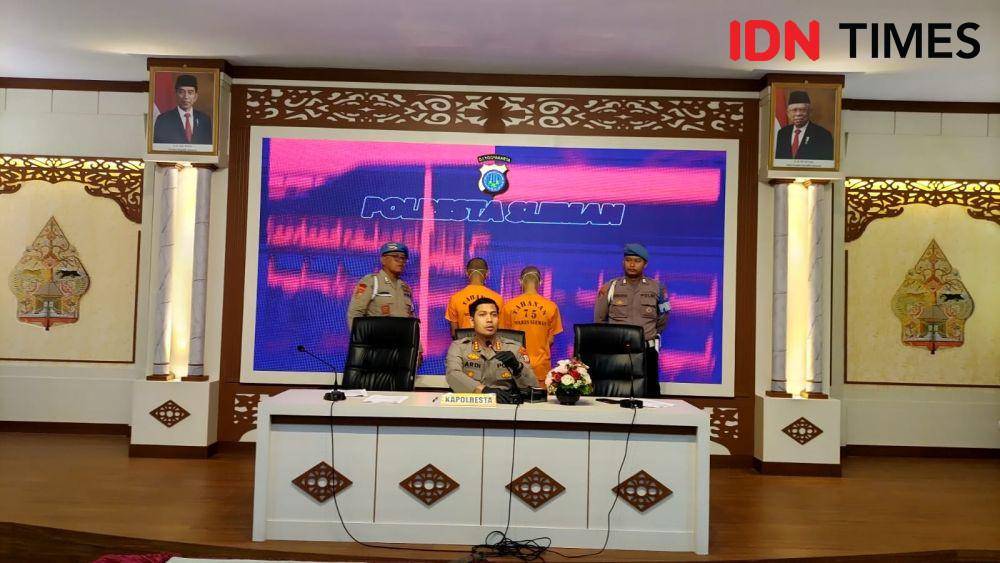 Pelaku yang mengancam dengan celurit di jalan ditangkap polisi. (IDN Times/Herlambang Jati Kusumo)