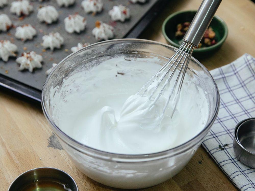 10 Tips Dasar Memperoleh Adonan Putih Telur yang Stiff Peak