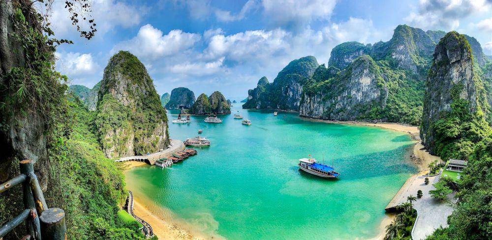 Ha Long Bay (unsplash.com/mlobatopl)