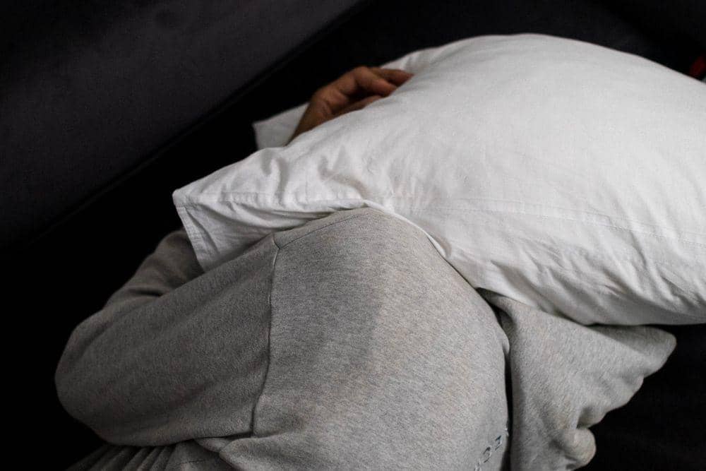 ilustrasi dampak negatif suara kipas angin yang dapat mengganggu tidur (pexels.com/ Ron Lach)