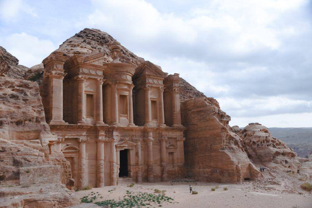 ilustrasi Petra (unsplash.com/@emilegt)