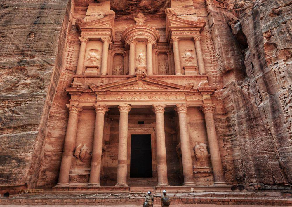 ilusteasi Petra (unsplash.com/@briankairuz)