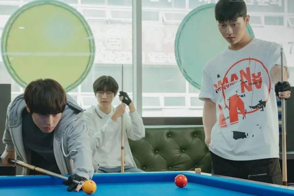 Park Ji Hoon, Choi Hyun Wook dan Hong Kyung (https://www.instagram.com/weakhero1/?hl=id)