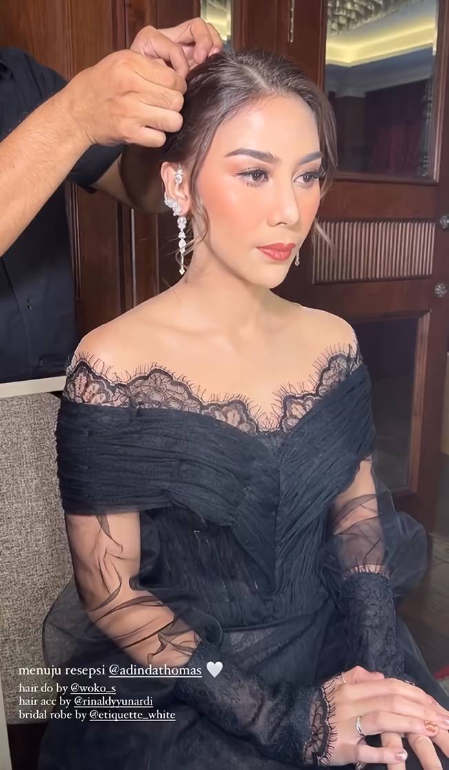 Gaya makeup dan busana resepsi Adinda Thomas (instagram.com/marlenehariman)
